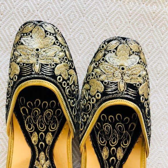 Shoes - MOVING OUT SOON ! MUST GO ! Golden Black Jutti